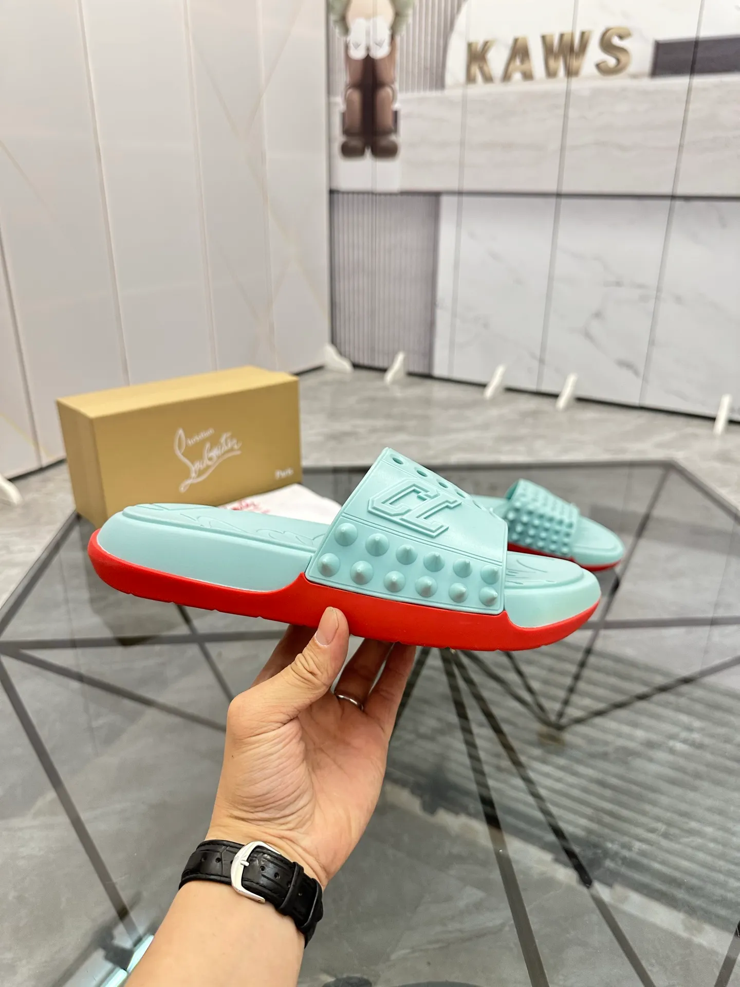 Men's shoes: 💰P300¥ Product trademark: CL red-soled shoes* "CL*" slippers Regular size: 38-44 (men's 45.46 can be customized) Product materials: imported cowhide upper, professional 5D craftsmanship, high-end rivets, sheepskin lining, original outsole. Number: 789